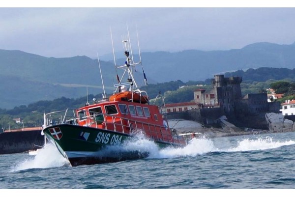 Smartlub Import offre l'huile moteur Lukoil au bateau de secours de Saint-Jean-de-Luz